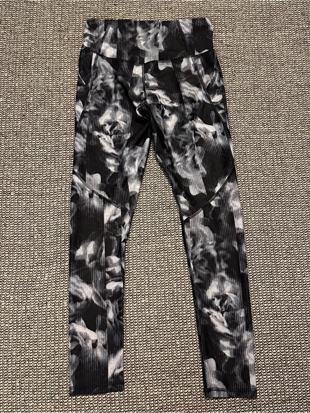 Old Navy Black & White Floral Ribbed High Rise Leggings - Picture 5 of 5